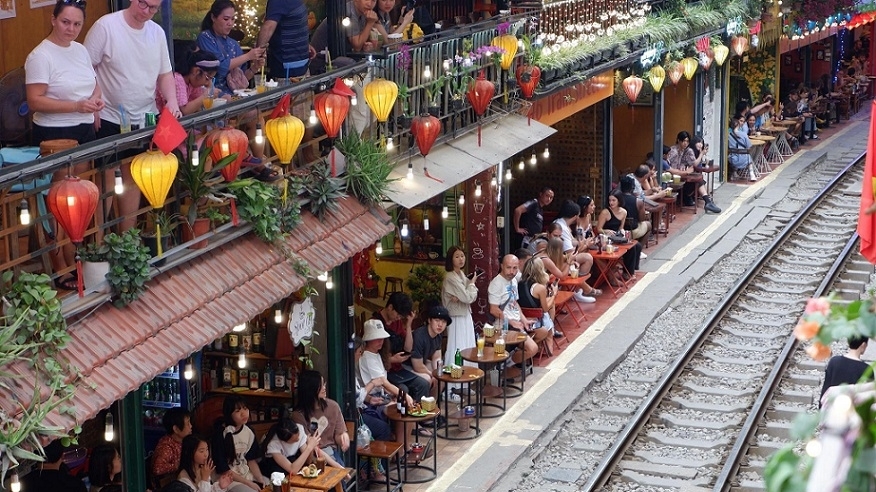 Phố cà phê đường tàu càng cấm càng đông - cần 'cách giải' khác cho bài toán du lịch?