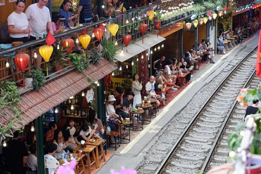 Phố cà phê đường tàu càng cấm càng đông - cần 'cách giải' khác cho bài toán du lịch? Phố cà phê đường tàu càng cấm càng đông - cần 'cách giải' khác cho bài toán du lịch?