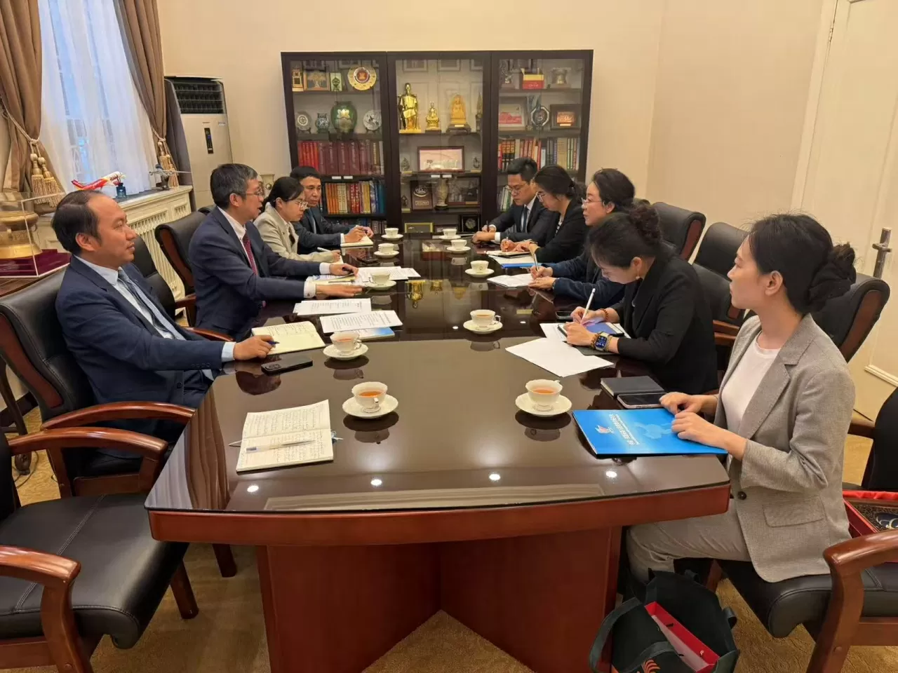 Đại sứ Phạm Thanh Bình tiếp bà Dương Nhạn Nhạn