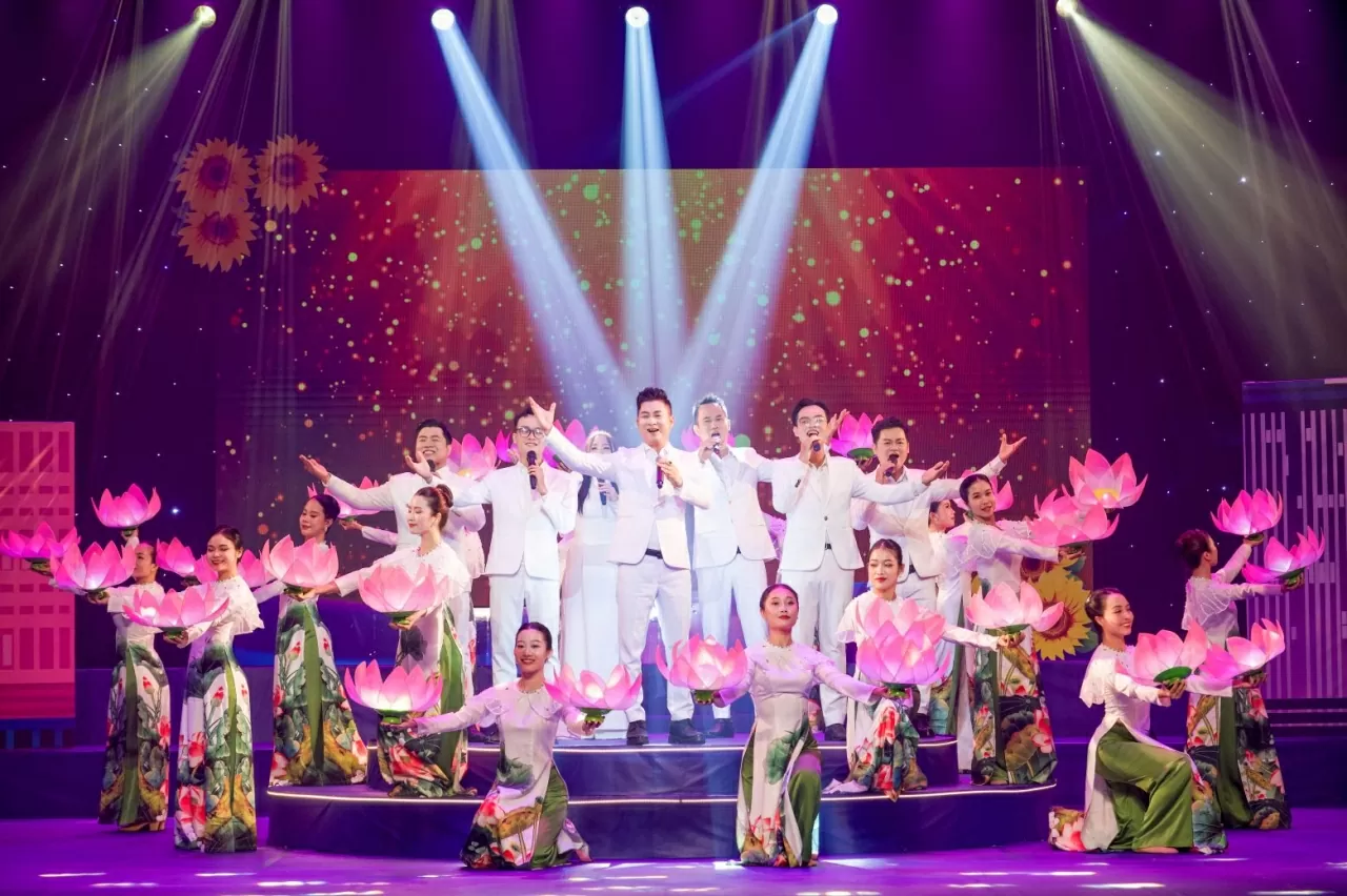 Gần 30 kênh truyền hình phát trực tiếp liveshow ‘Ánh dương soi sáng’ ca ngợi việc học và làm theo tấm gương tư tưởng đạo đức Hồ Chí Minh