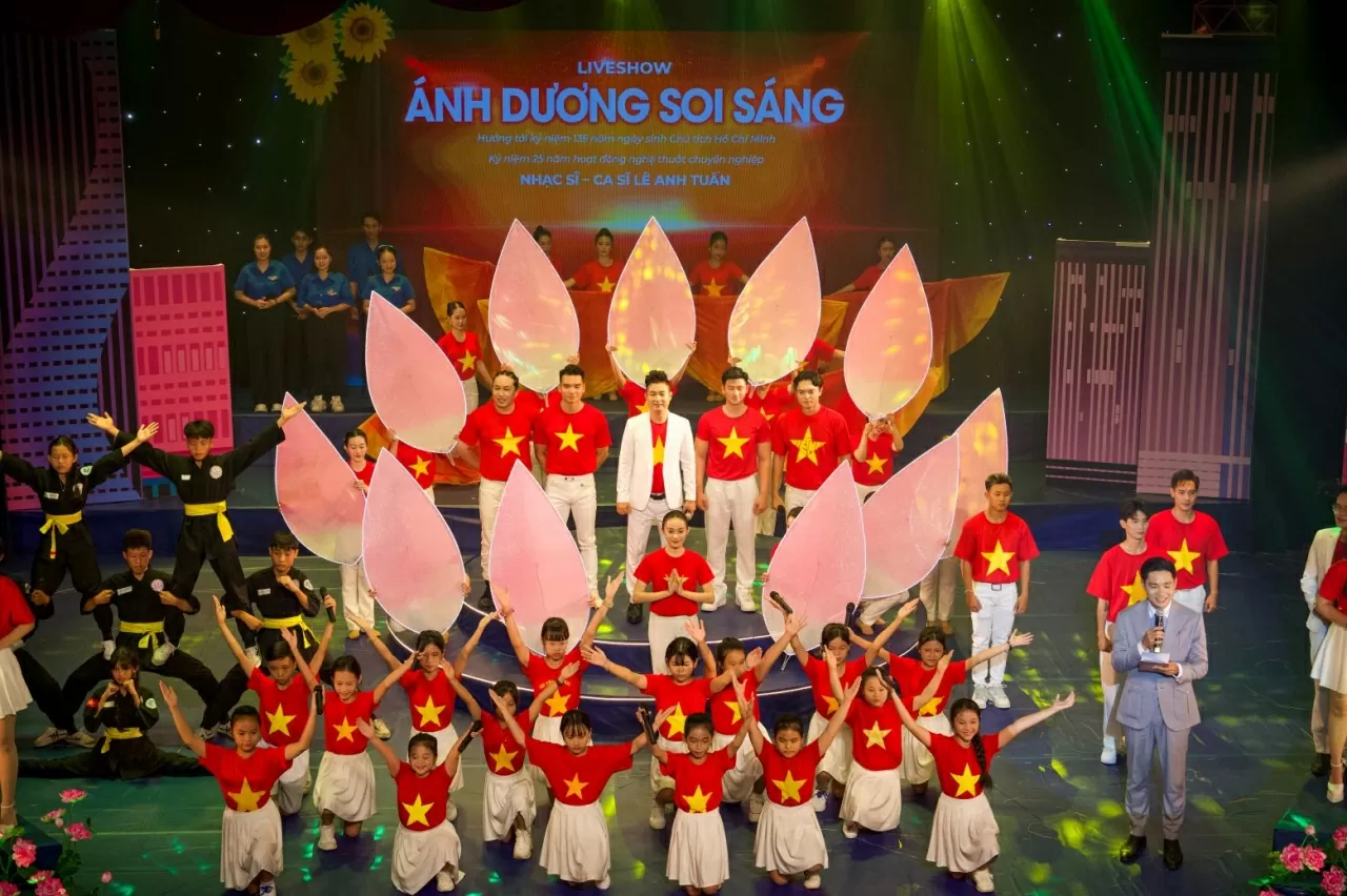Lê Anh Tuấn biểu diễn trong liveshow ‘Ánh dương soi sáng’ ca ngợi việc học và làm theo tấm gương tư tưởng đạo đức Hồ Chí Minh. (Nguồn: BTC)