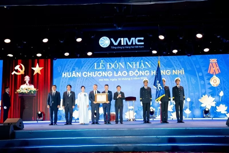 VIMC đón nhận Huân chương Lao động Hạng Nhì.