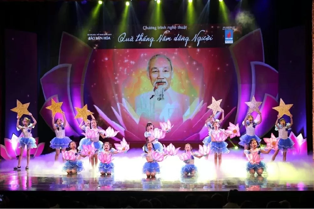Chương trình nghệ thuật đặc biệt 'Quà tháng 5 dâng Người' Chương trình thể hiện tình cảm của nhân dân với Chủ tịch Hồ Chí Minh. (Nguồn: Báo Văn hóa)