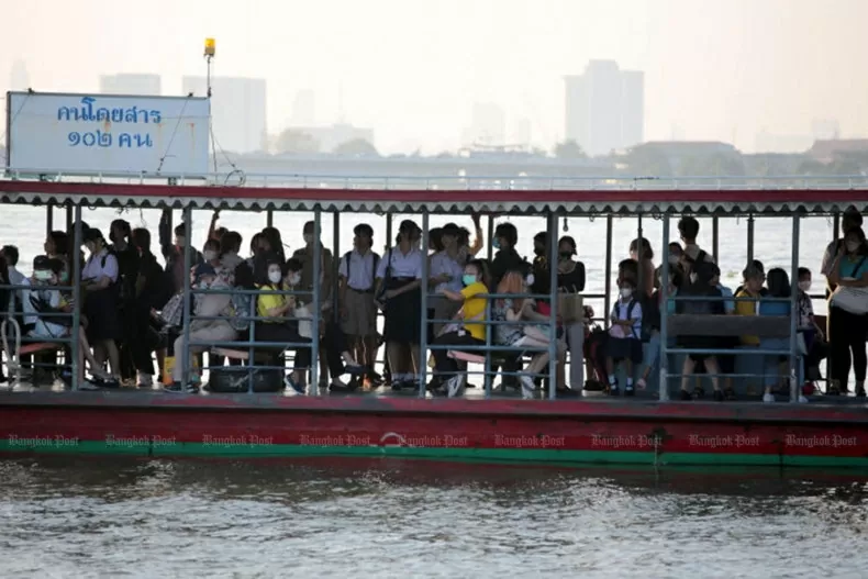 Nhiều học sinh và hành khách đeo khẩu trang, đi thuyền dọc theo Sông Chao Phraya vào ngày 15/1. (Nguồn: Bangkok Post)