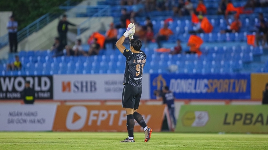 Lần đầu ghi bàn, thủ môn Bùi Tiến Dũng vui mừng tột độ