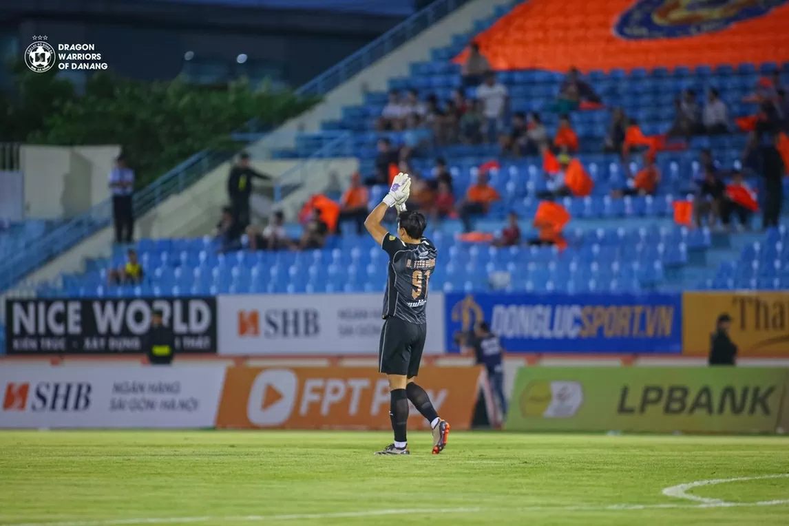 Lần đầu ghi bàn, thủ môn Bùi Tiến Dũng vui mừng tột độ Lần đầu ghi bàn, thủ môn Bùi Tiến Dũng vui mừng tột độ