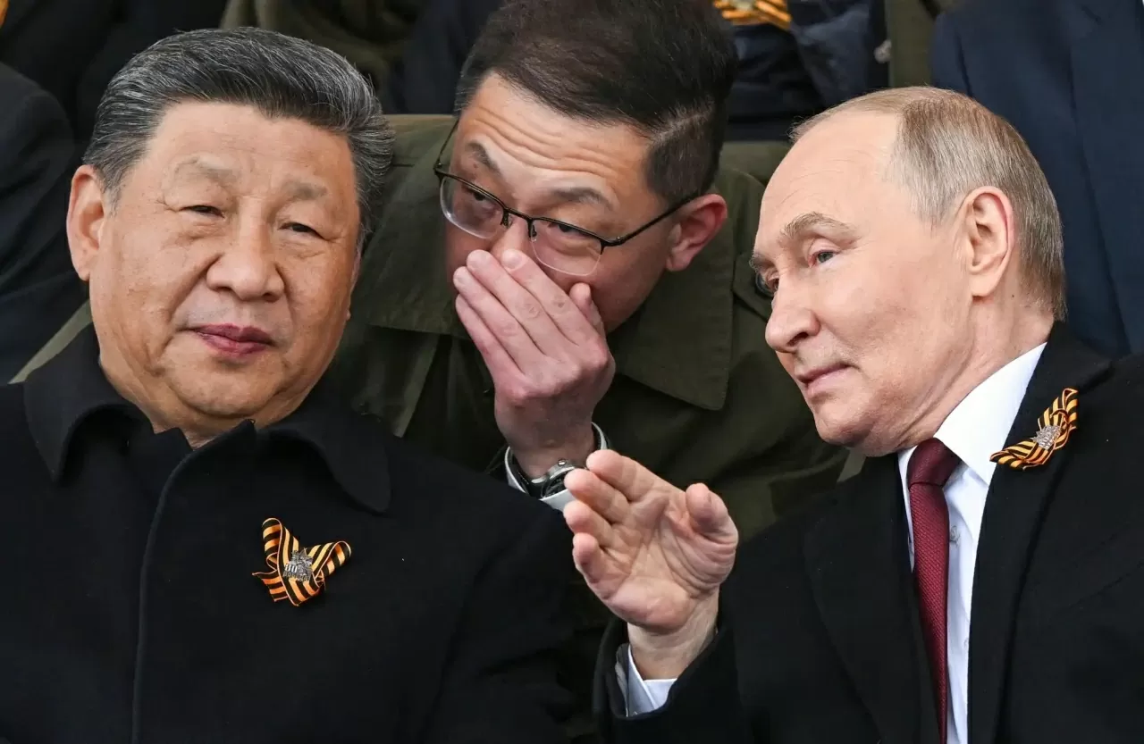 Tổng thống Nga Vladimir Putin và Chủ tịch Trung Quốc Tập Cận Bình trò chuyện khi cùng theo dõi lễ diễu binh nhân Ngày Chiến thắng tại Moscow. Các binh sĩ Nga tham chiến ở Ukraine đã cùng diễu hành với lực lượng Trung Quốc trên Quảng trường Đỏ trong lễ kỷ niệm được tổ chức hoành tráng hơn những năm gần đây. (Nguồn: The Guardian)