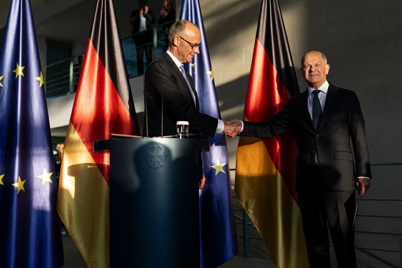 Thủ tướng Đức sắp mãn nhiệm Olaf Scholz (bên phải) chúc mừng tân Thủ tướng Friedrich Merz trong lễ bàn giao diễn ra tại Berlin. Ông Friedrich Merz đã vượt qua vòng bỏ phiếu thứ hai tại Quốc hội Liên bang chiều 6/5 với 325 phiếu ủng hộ, 289 phiếu chống và 3 phiếu trắng, vượt qua ngưỡng 316 phiếu cần thiết để trở thành người đứng đầu chính phủ Đức. Ông Merz  chính thức trở thành vị Thủ tướng thứ 10 của quốc gia Tây Âu. (Nguồn: Getty Images)