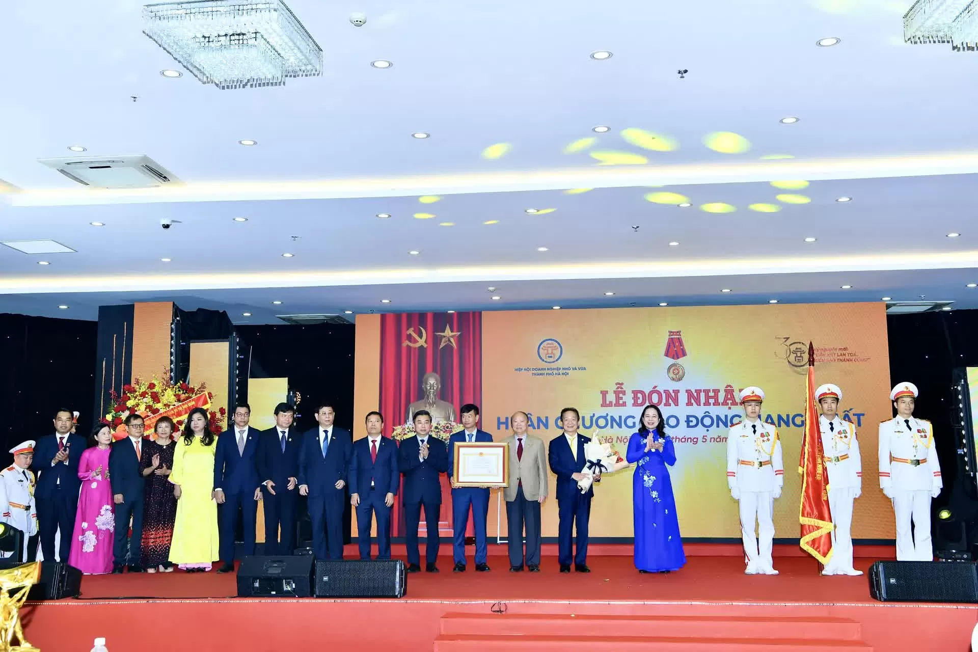 Phó chủ tịch nước Võ Thị Ánh Xuân đã trao Huân chương Lao động hạng Nhất cho HANOISME. (Ảnh: Khắc Kiên)