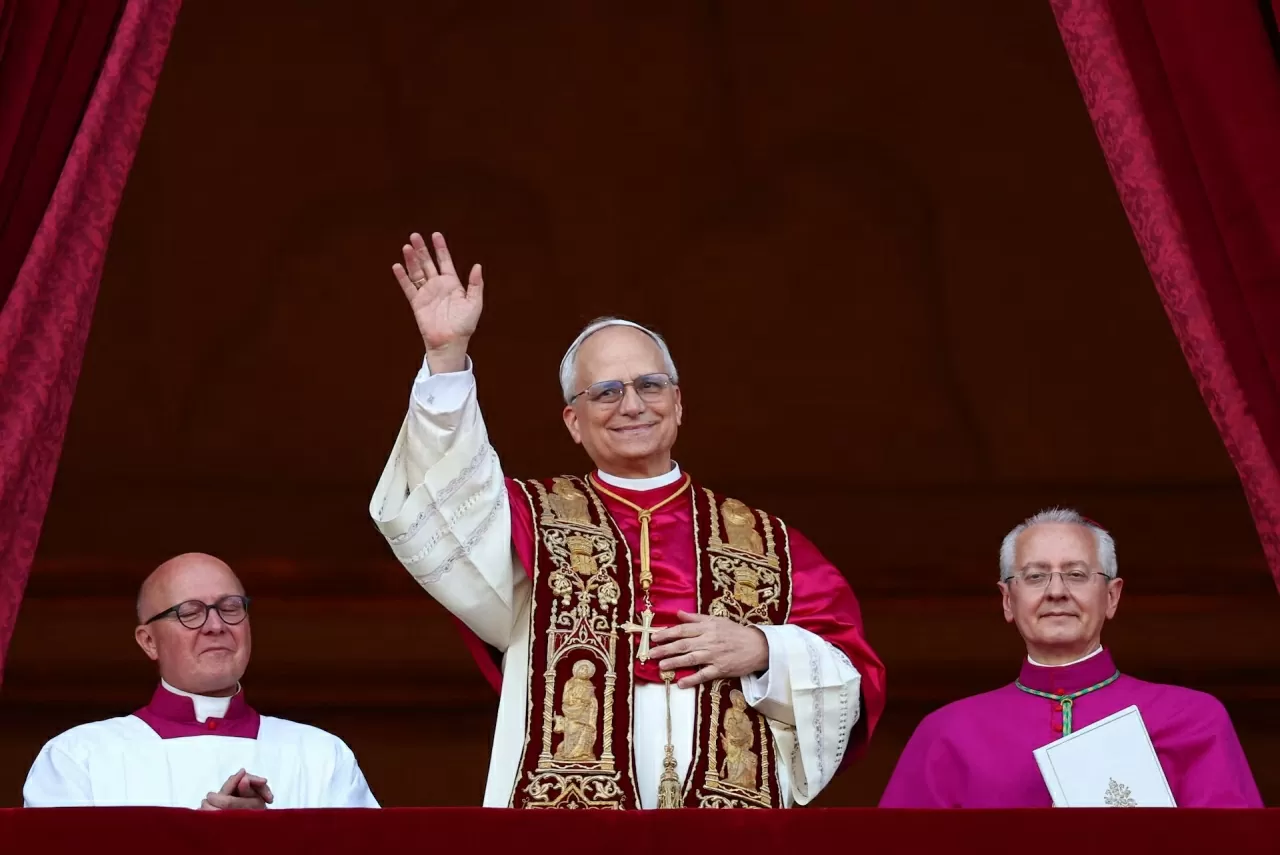 Tân Giáo hoàng Leo XIV xuất hiện trên ban công của Vương cung Thánh đường Thánh Peter tại Vatican, ngày 8/5. Ngài là Giáo hoàng đầu tiên trong lịch sử đến từ Mỹ và là vị Giáo hoàng thứ 267 của Vatican, có quá trình hoạt động truyền giáo tại Peru cùng hiểu biết sâu sắc về hoạt động nội bộ của Giáo hội. (Nguồn: Reuters)