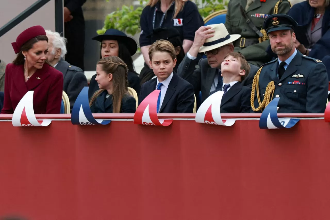 Gia đình Thân vương William, Công nương Catherine, Hoàng tử George, Hoàng tử Louis cùng Công chúa Charlotte tham dự cuộc diễu hành nhân kỷ niệm 80 năm Ngày Chiến thắng tại châu Âu (VE Day) ở London, ngày 55. (Nguồn: Reuters)