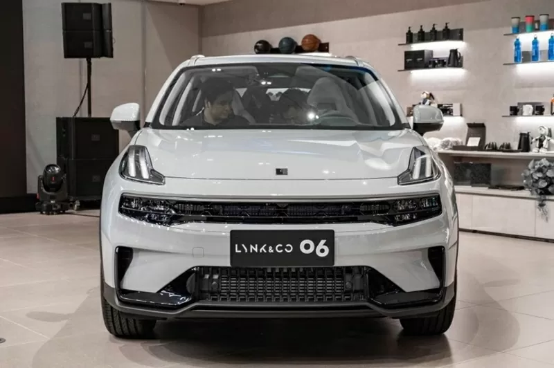 Lynk & Co 06 bản hiện hành đang được bán ra thị trường với giá niêm yết 729 triệu đồng Lynk & Co 06 bản hiện hành đang được bán ra thị trường với giá niêm yết 729 triệu đồng
