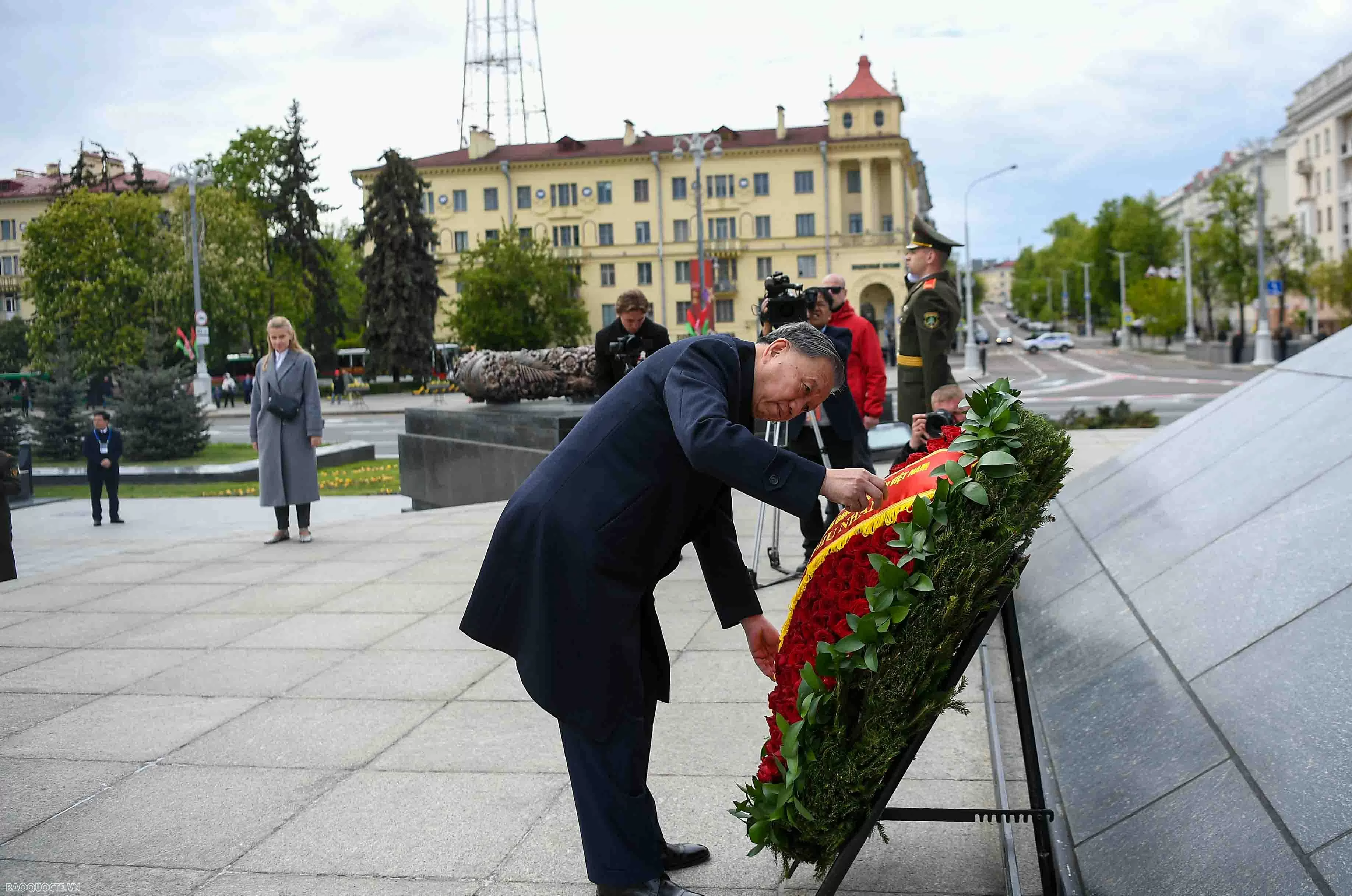 Tổng Bí thư và Phu nhân viếng đài Chiến thắng ở Belarus