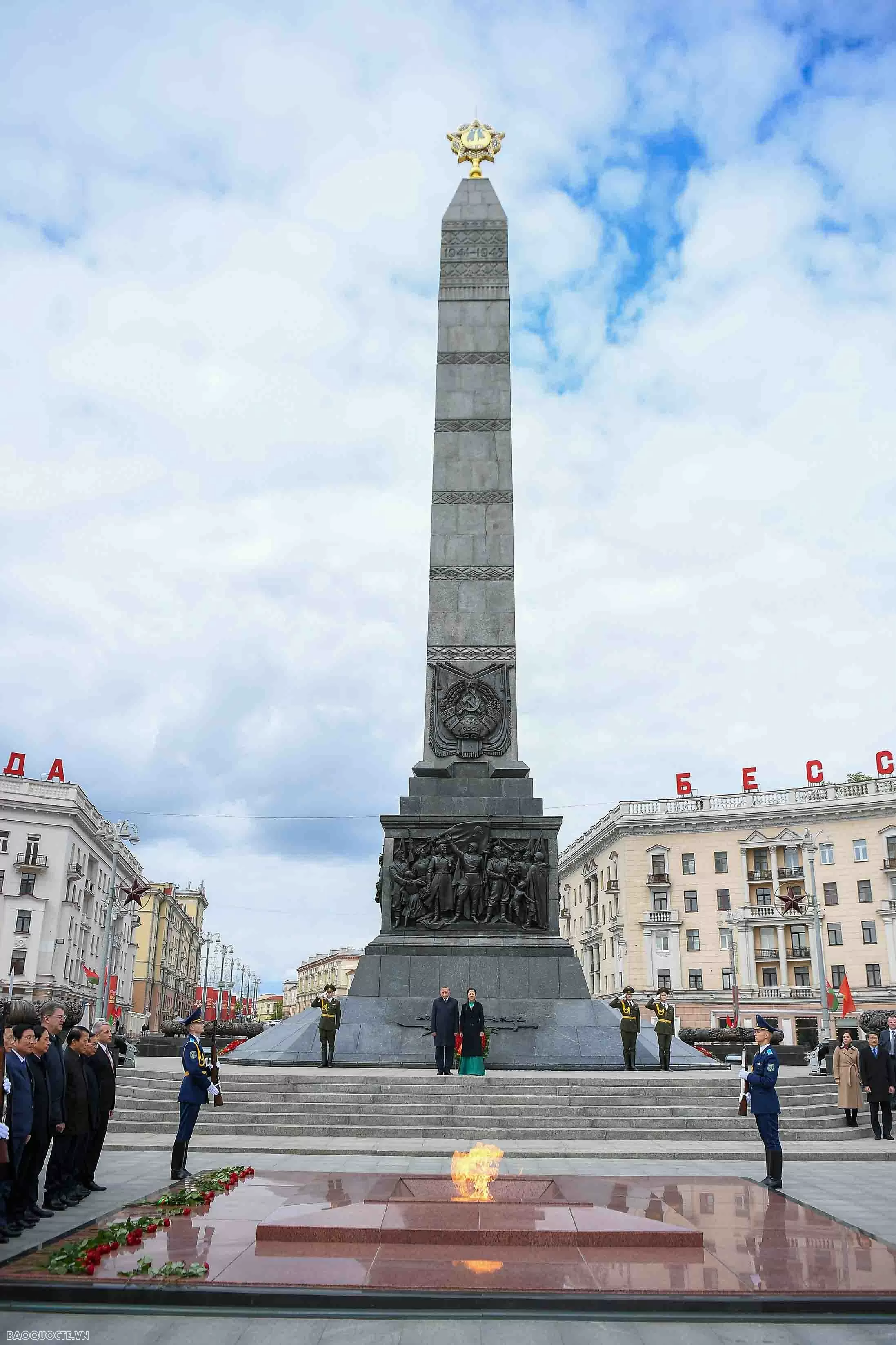 Tổng Bí thư và Phu nhân viếng đài Chiến thắng ở Belarus
