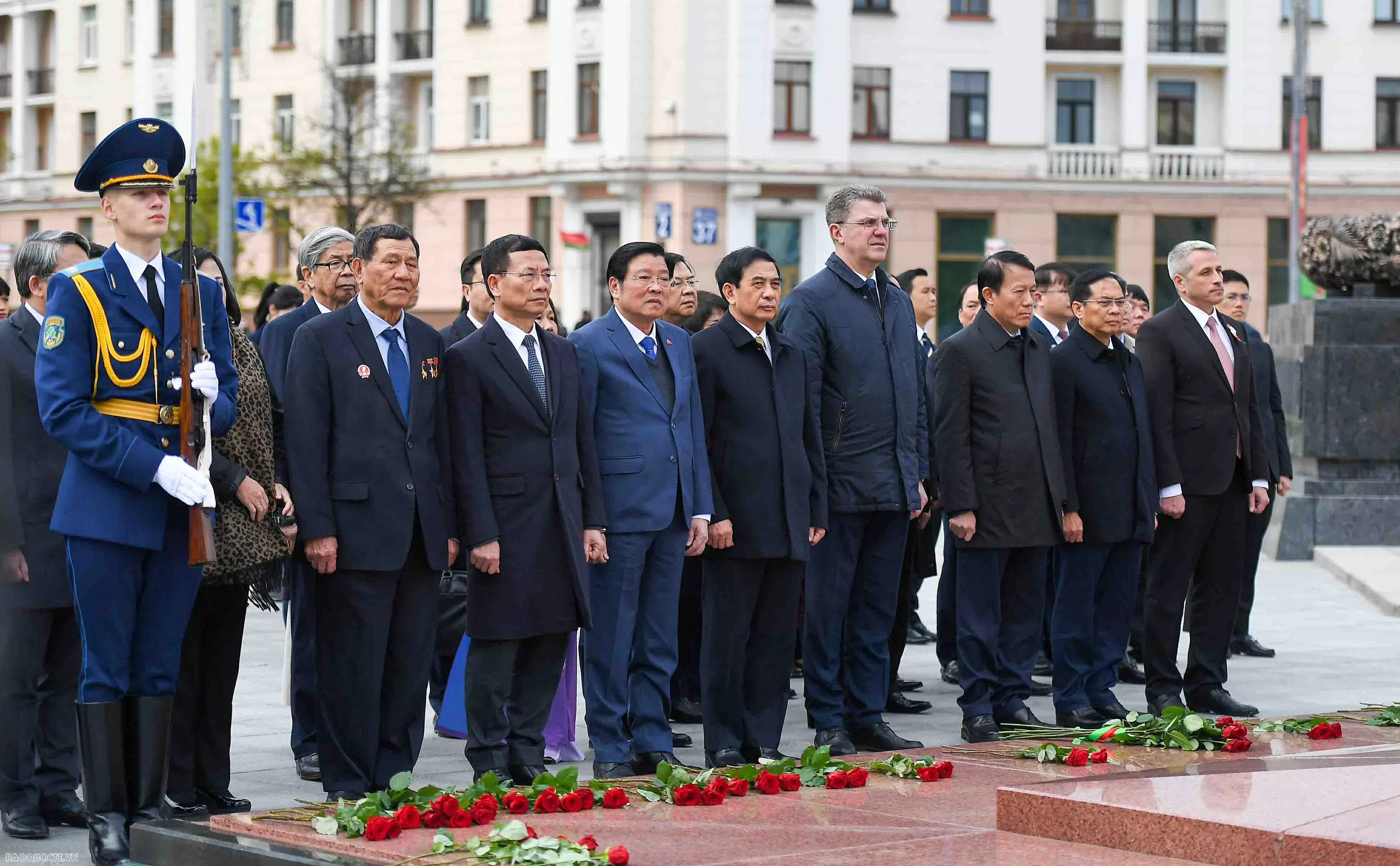 Tổng Bí thư và Phu nhân viếng đài Chiến thắng ở Belarus