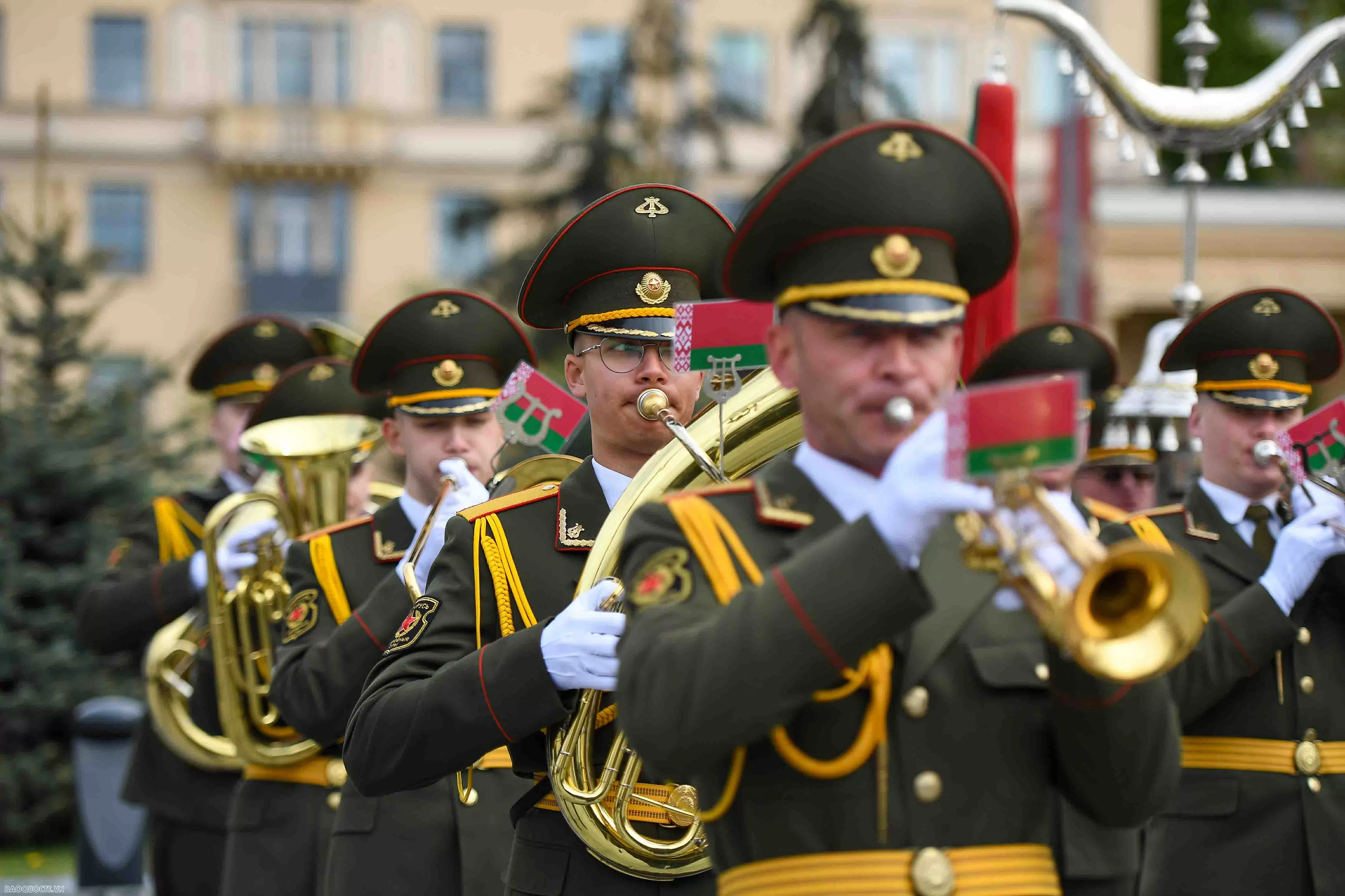 Tổng Bí thư và Phu nhân viếng đài Chiến thắng ở Belarus
