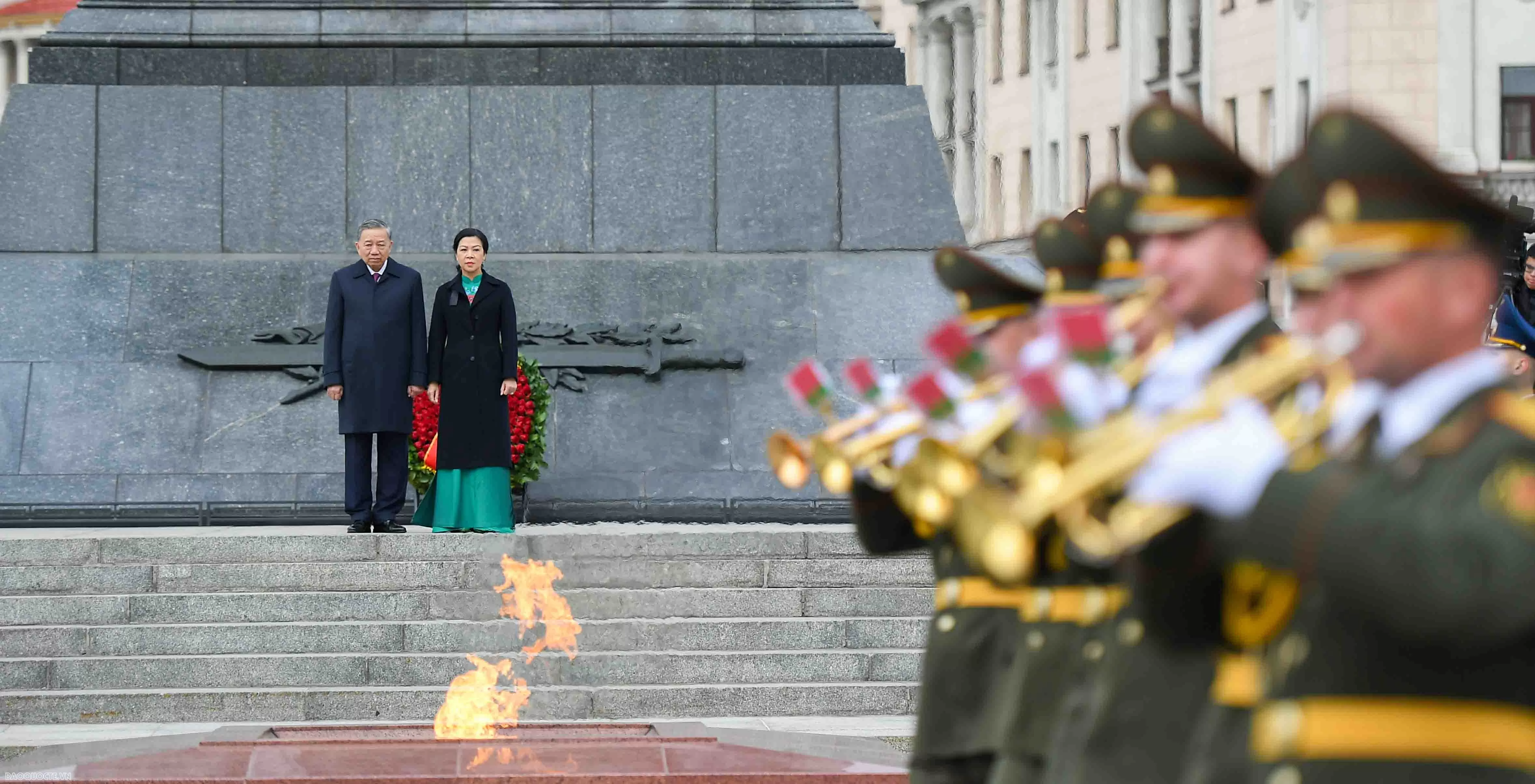 Tổng Bí thư và Phu nhân viếng đài Chiến thắng ở Belarus