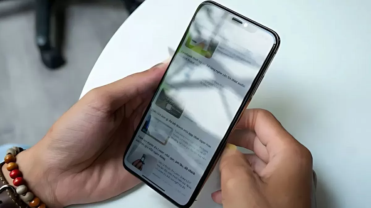 Cẩn trọng khi nhắn tin ở nơi công cộng.
