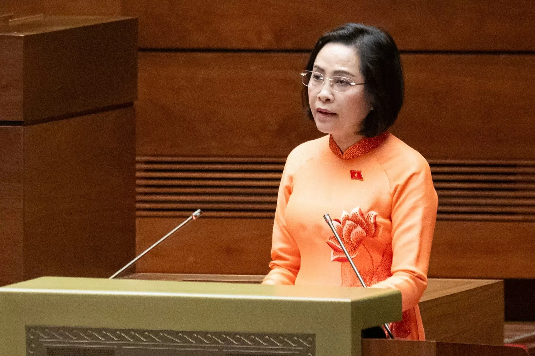 Phó Chủ tịch Quốc hội Nguyễn Thị Thanh trình bày Tờ trình về việc rút ngắn nhiệm kỳ Quốc hội Khóa XV và Hội đồng nhân dân các cấp nhiệm kỳ 2021 - 2026.