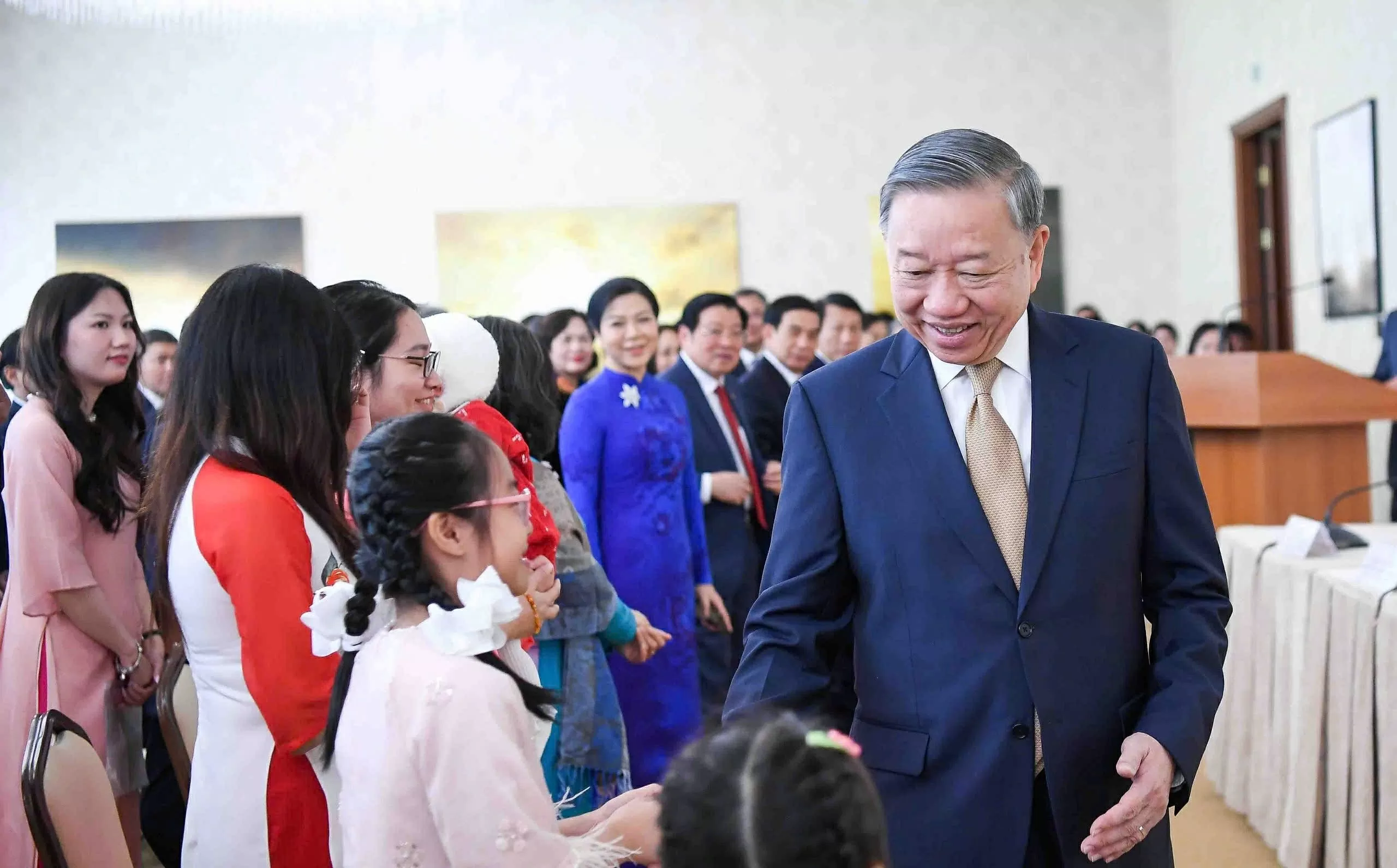 Tổng Bí thư Tô Lâm gặp gỡ cán bộ Đại sứ quán và đại diện cộng đồng người Việt Nam tại Belarus