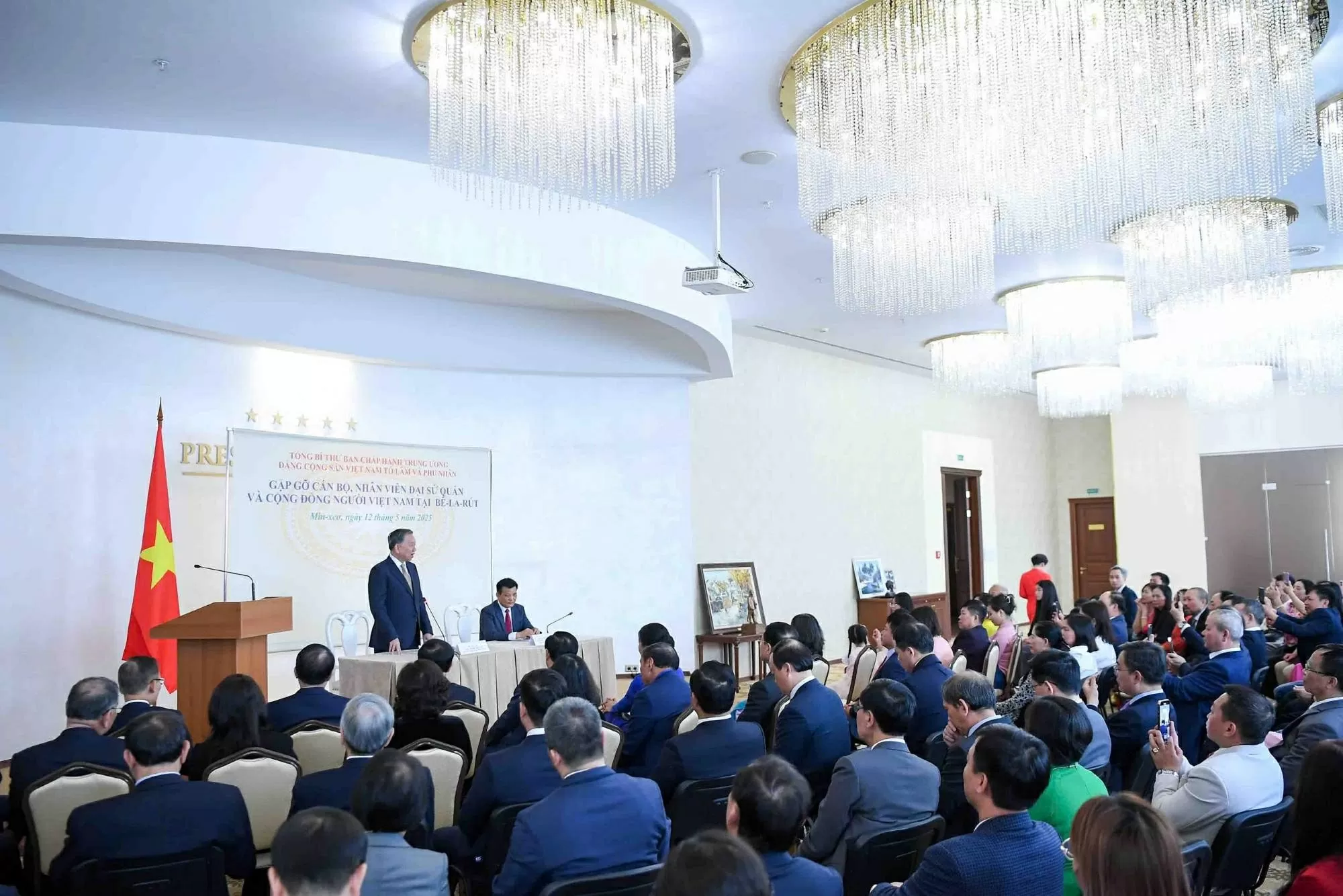 Tổng Bí thư Tô Lâm gặp gỡ cán bộ Đại sứ quán và đại diện cộng đồng người Việt Nam tại Belarus