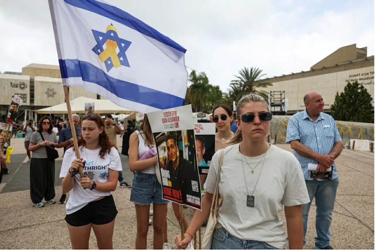 Mọi người tụ tập vào ngày con tin người Mỹ gốc Israel Edan Alexander được phía Hamas thả, tại Gaza, ngày 12/5.(Nguồn: Reuters)