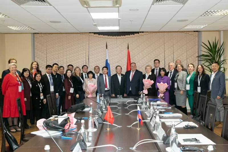 UEH - Vai trò kết nối và phát triển trong quan hệ hợp tác giáo dục Nga - Việt UEH - Vai trò kết nối và phát triển trong quan hệ hợp tác giáo dục Nga - Việt