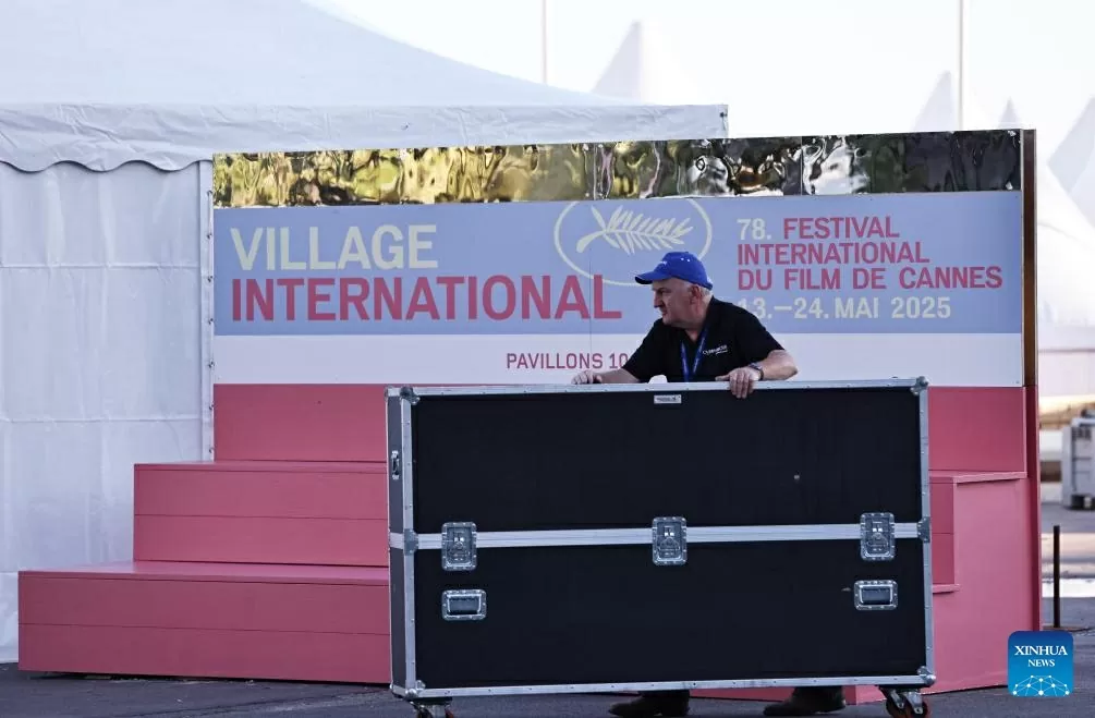 nhân viên chuẩn bị cho Liên hoan phim quốc tế Cannes