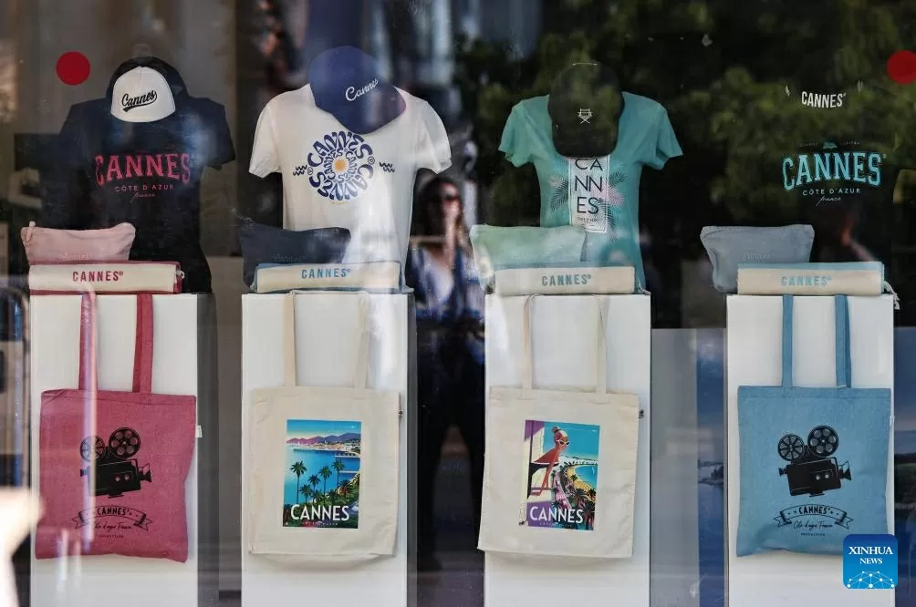 những món đồ lưu niệm theo chủ đề Liên hoan phim quốc tế Cannes được trưng bày bên trong một cửa sổ triển lãm ở Cannes