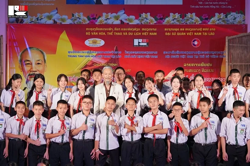 Xúc động chương trình nghệ thuật về Bác Hồ tại Lào và Thái Lan