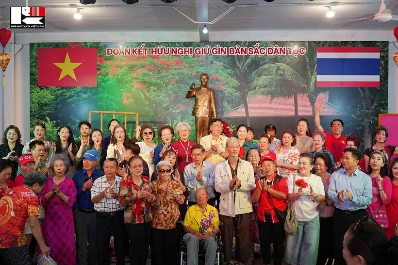 Xúc động chương trình nghệ thuật về Bác Hồ tại Lào và Thái Lan