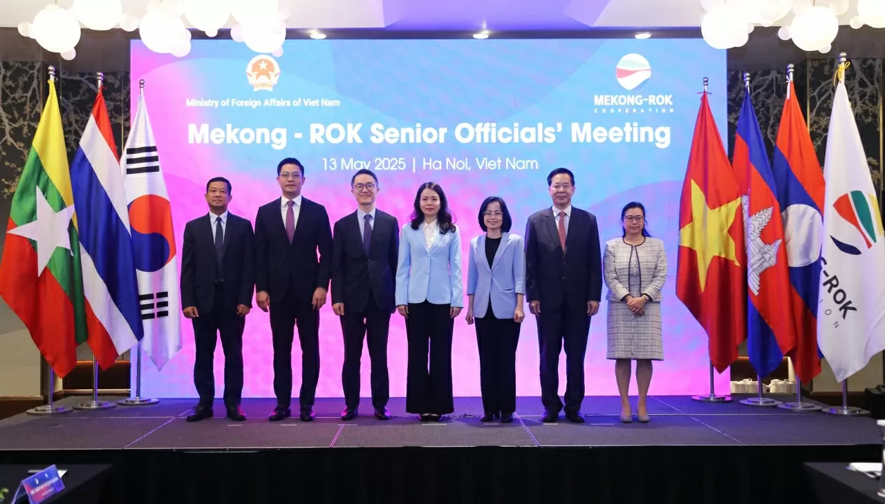 Các đại biểu chụp ảnh lưu niệm. (Ảnh: Thành Long)