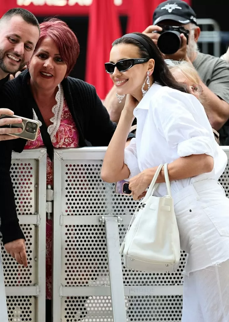 Cannes 2025: Bella Hadid, Halle Berry và dàn sao rạng rỡ trước giờ G Cannes 2025: Bella Hadid, Halle Berry và dàn sao rạng rỡ trước giờ G