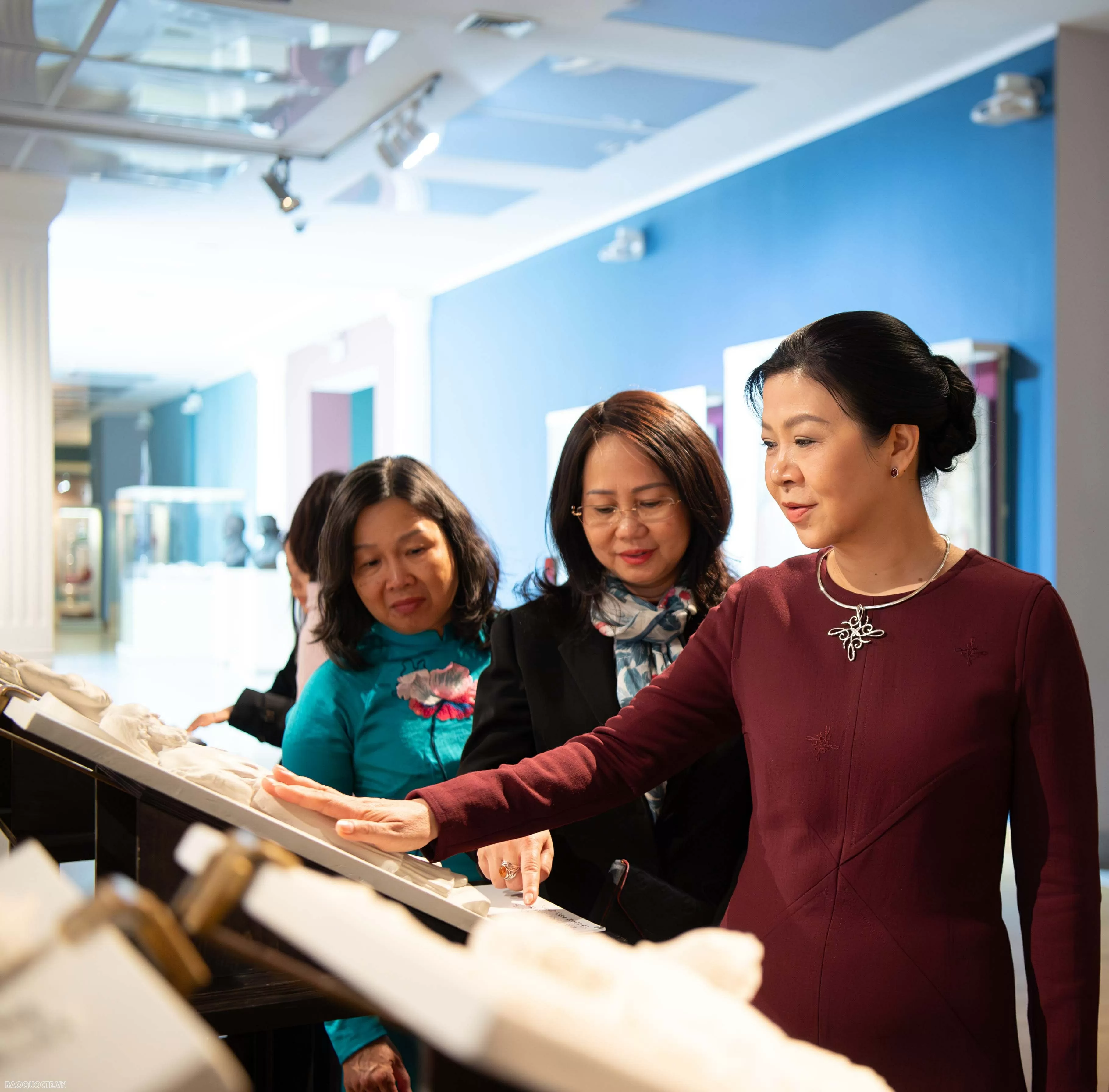 Phu nhân Ngô Phương Ly thăm nơi ươm mầm tiếng Việt cho người Việt ở Belarus Phu nhân Ngô Phương Ly thăm nơi ươm mầm tiếng Việt cho người Việt ở Belarus