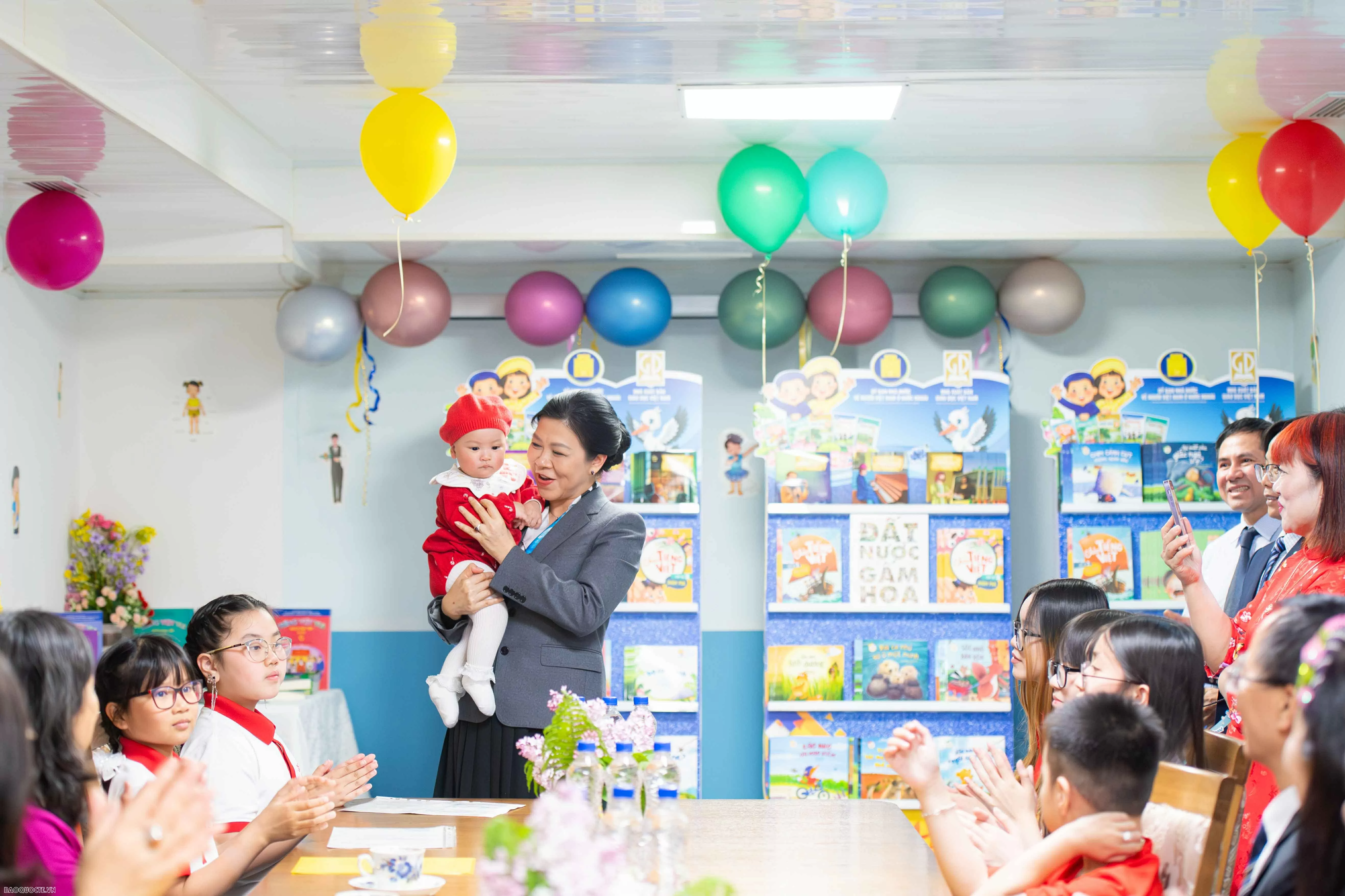 Phu nhân Ngô Phương Ly thăm nơi ươm mầm tiếng Việt cho người Việt ở Belarus Phu nhân Ngô Phương Ly thăm nơi ươm mầm tiếng Việt cho người Việt ở Belarus