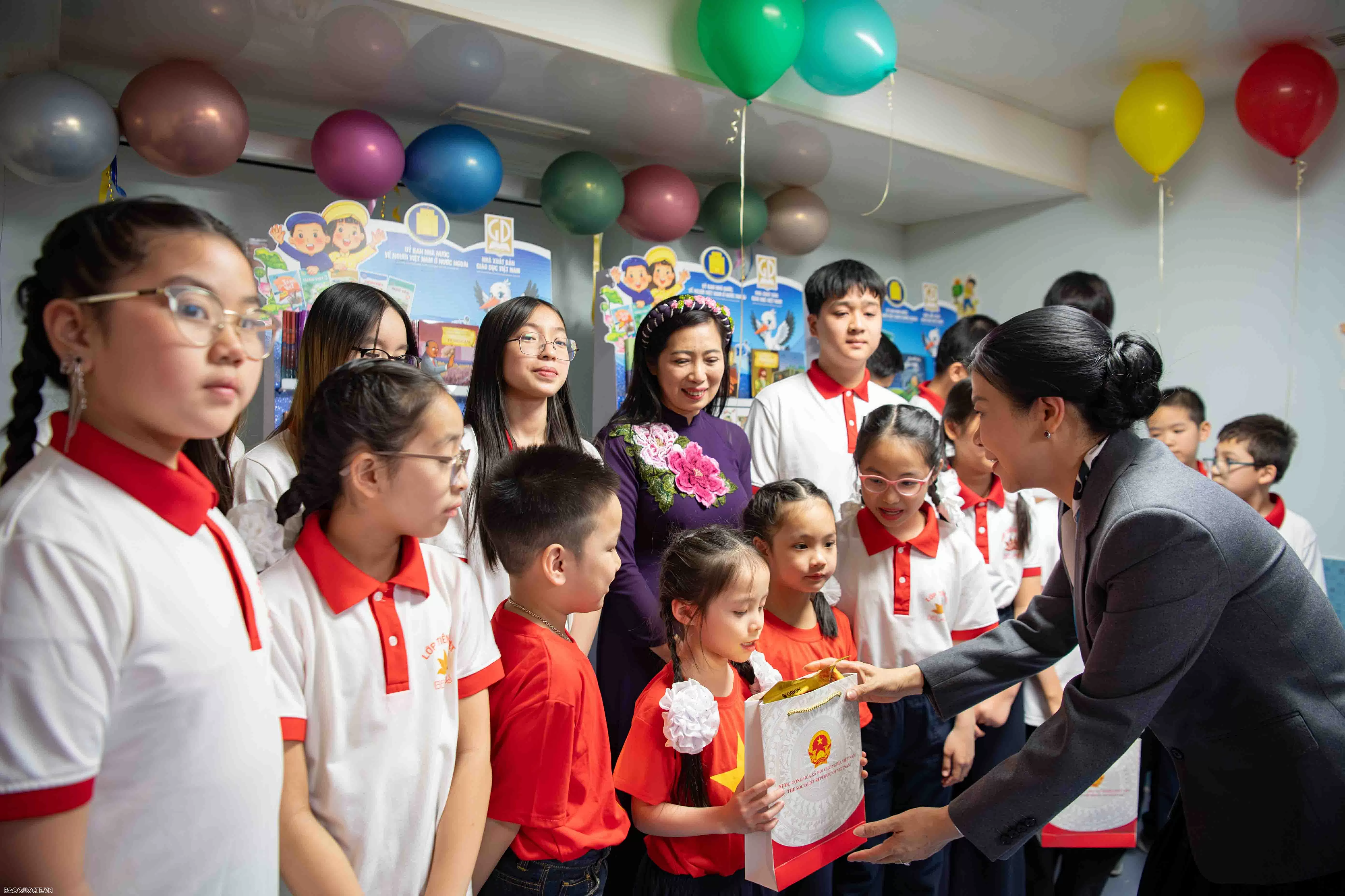 Phu nhân Ngô Phương Ly thăm nơi ươm mầm tiếng Việt cho người Việt ở Belarus Phu nhân Ngô Phương Ly thăm nơi ươm mầm tiếng Việt cho người Việt ở Belarus