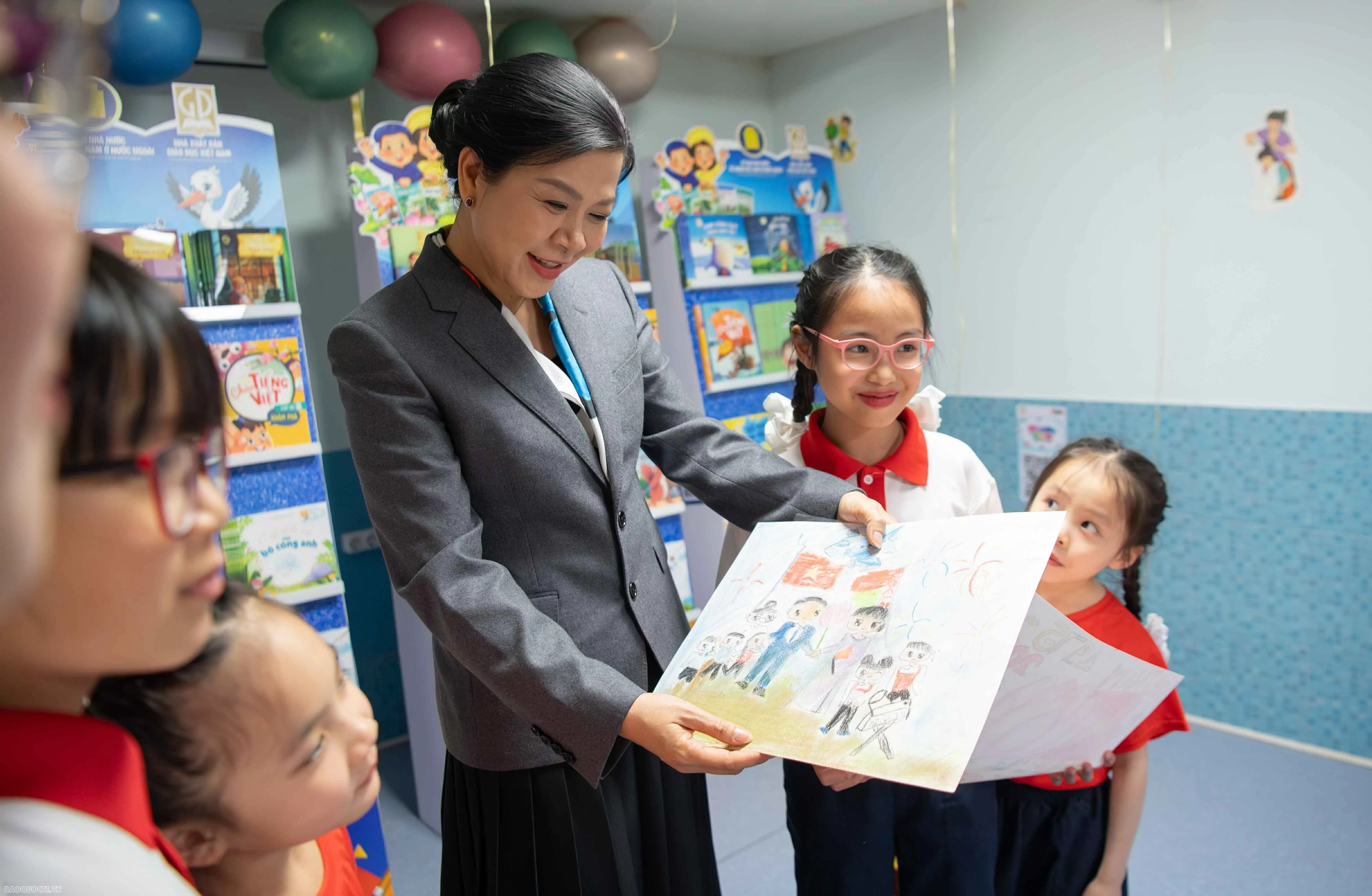 Phu nhân Ngô Phương Ly thăm nơi ươm mầm tiếng Việt cho người Việt ở Belarus Phu nhân Ngô Phương Ly thăm nơi ươm mầm tiếng Việt cho người Việt ở Belarus
