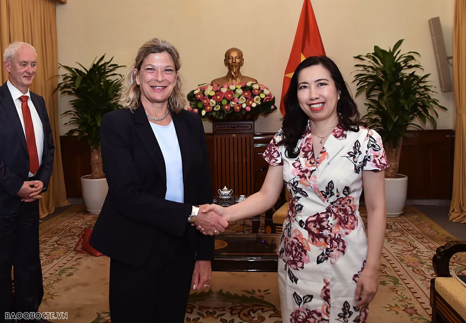 Thứ trưởng Ngoại giao Lê Thị Thu Hằng tiếp Tổng thư ký Quỹ FES Đức nhân dịp kỷ niệm 35 năm FES có mặt tại Việt Nam