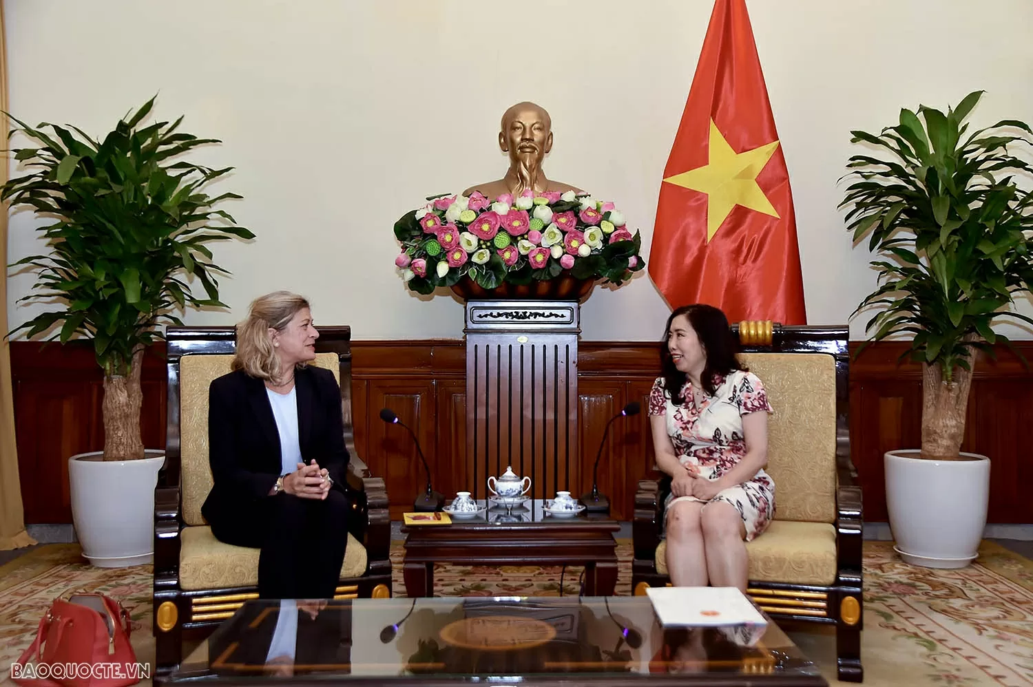 Thứ trưởng Ngoại giao Lê Thị Thu Hằng tiếp Tổng thư ký Quỹ FES Đức nhân dịp kỷ niệm 35 năm FES có mặt tại Việt Nam