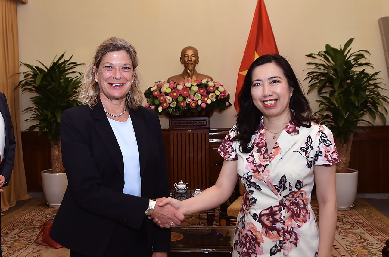 Thứ trưởng Ngoại giao Lê Thị Thu Hằng tiếp Tổng thư ký Quỹ FES Đức nhân dịp kỷ niệm 35 năm FES có mặt tại Việt Nam