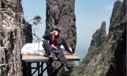 Trung Quốc: Trải nghiệm check in giường treo vách đá cách mặt đất 100 mét