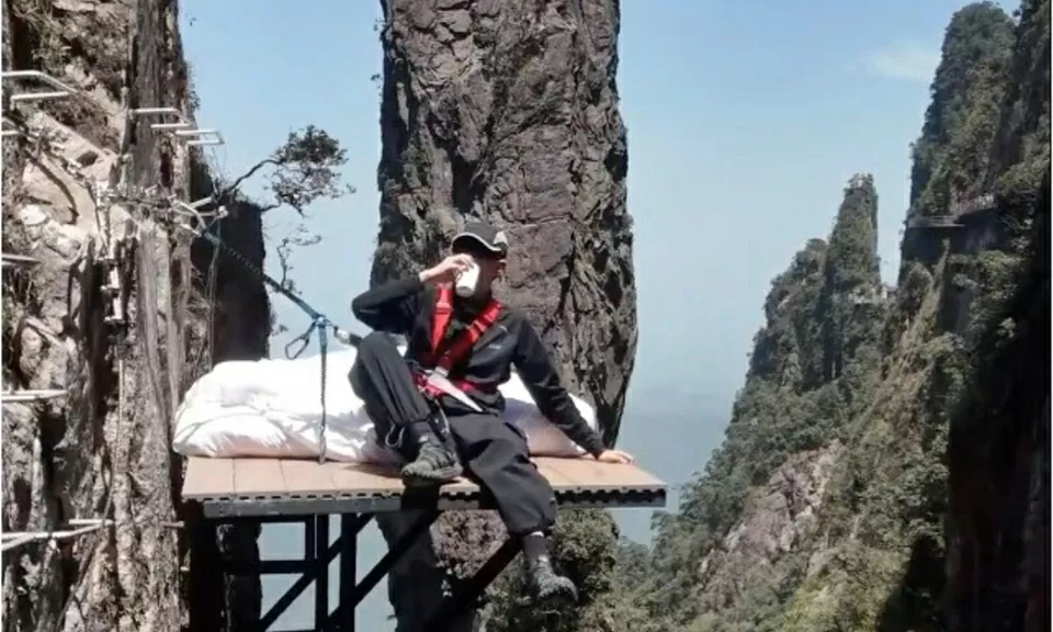 Trung Quốc: Trải nghiệm check in giường treo vách núi cách mặt đất 100 mét