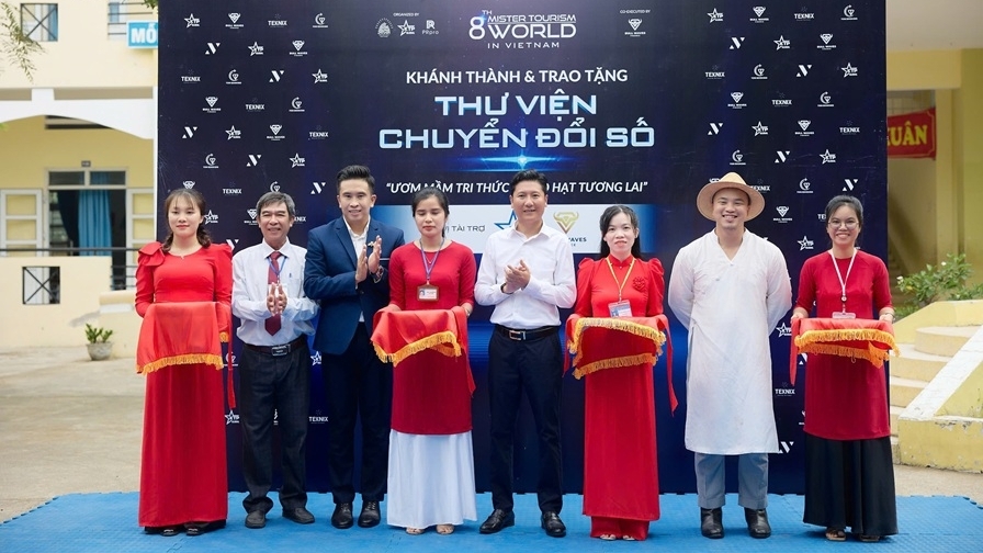 Trao tặng thư viện chuyển đổi số hơn 100 triệu đồng cho Trường Tiểu học Vĩnh Hy