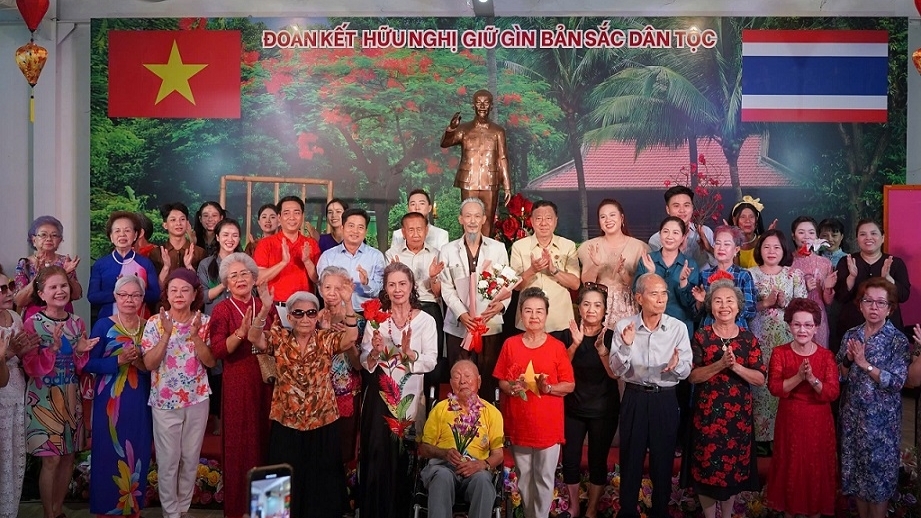 Nhà hát kịch Việt Nam 'chiêu đãi' kiều bào Thái Lan vở kịch Bác Hồ một tình yêu bao la