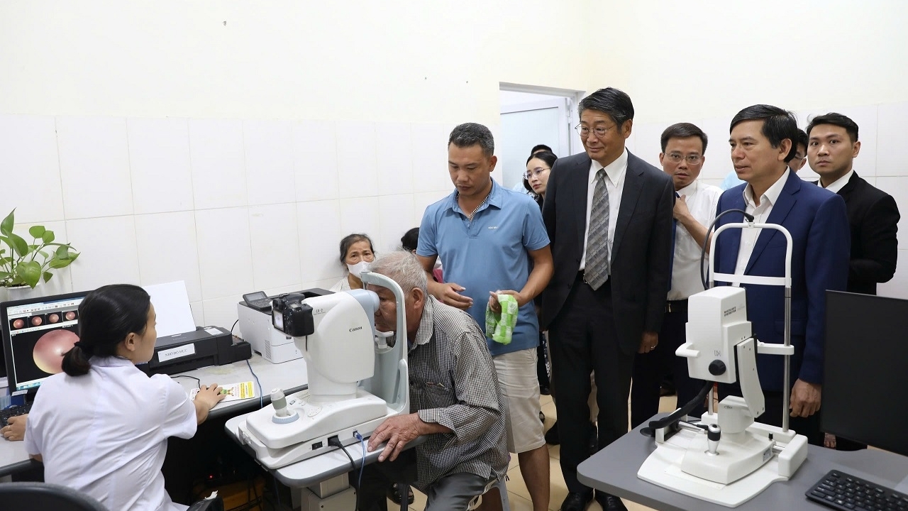 Đại sứ quán Nhật Bản bàn giao thiết bị y tế cho Bệnh viện Mắt tỉnh Hà Nam