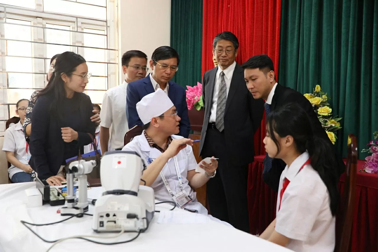 Đại sứ quán Nhật Bản bàn giao thiết bị y tế cho Bệnh viện Mắt tỉnh Hà Nam