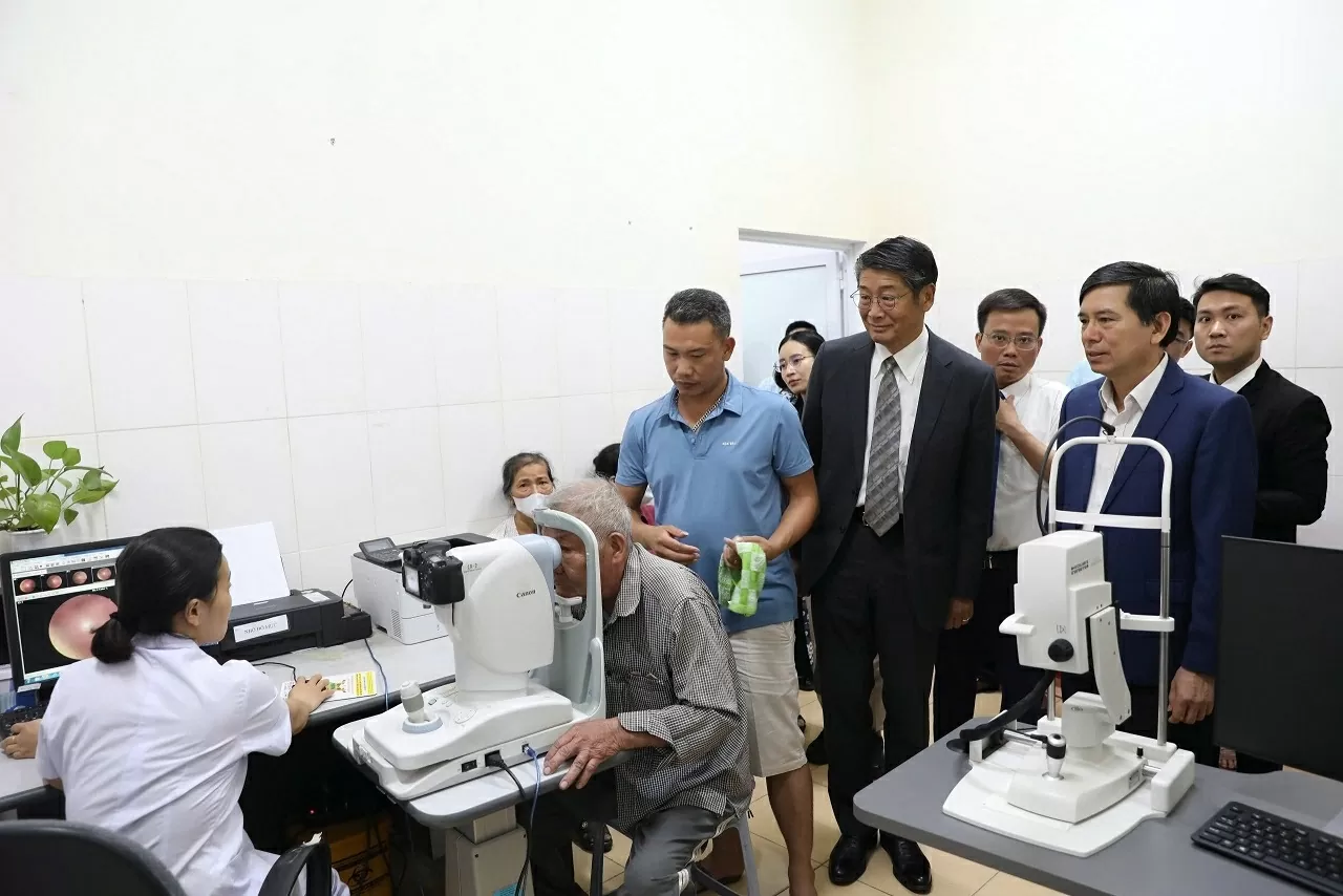 Đại sứ quán Nhật Bản bàn giao thiết bị y tế cho Bệnh viện Mắt tỉnh Hà Nam