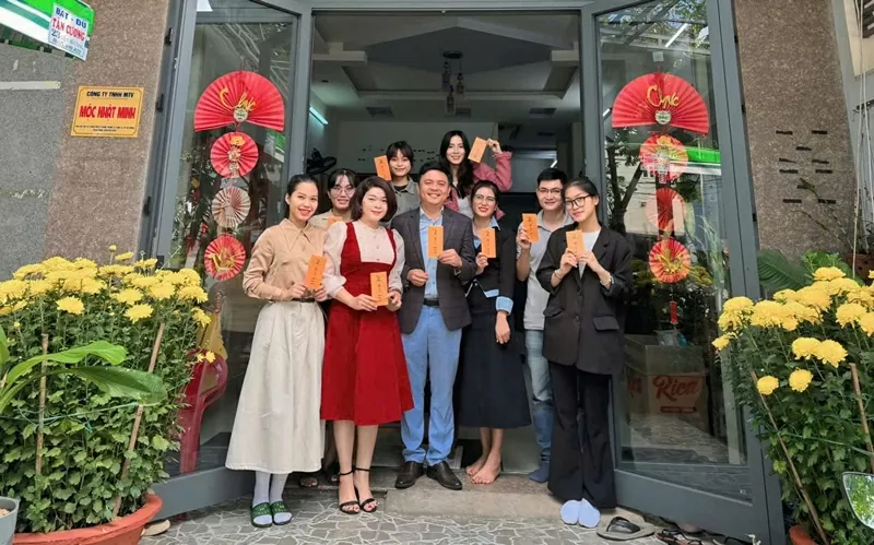 Doanh nhân Trần Duy Phương chụp ảnh cùng cán bộ, nhân viên Mộc Nhật Mình