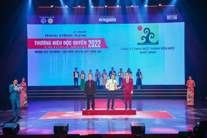  Mộc Nhật Minh vịnh được nhận Kỷ niệm chương tại lễ công bố Hàng chính hãng, thương hiệu độc quyền 2022.