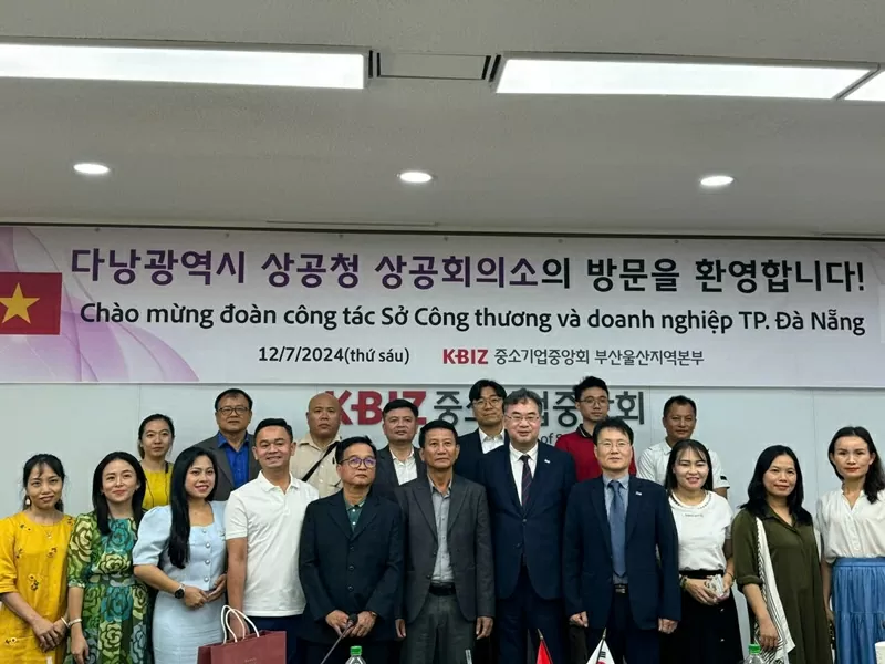 Doanh nhân Trần Duy Phương chụp ảnh lưu niệm cùng đoàn công tác Sở Công thương và doanh nghiệp TP. Đà Nẵng.